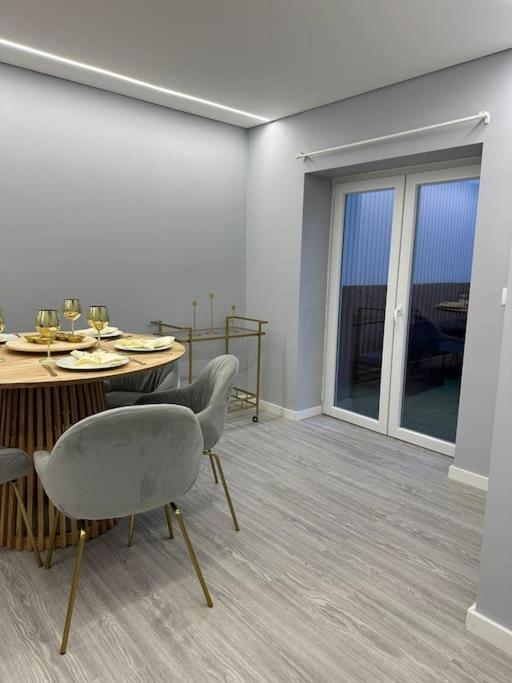 Apartment Duplex Com Jacuzzi Em Olival Basto *